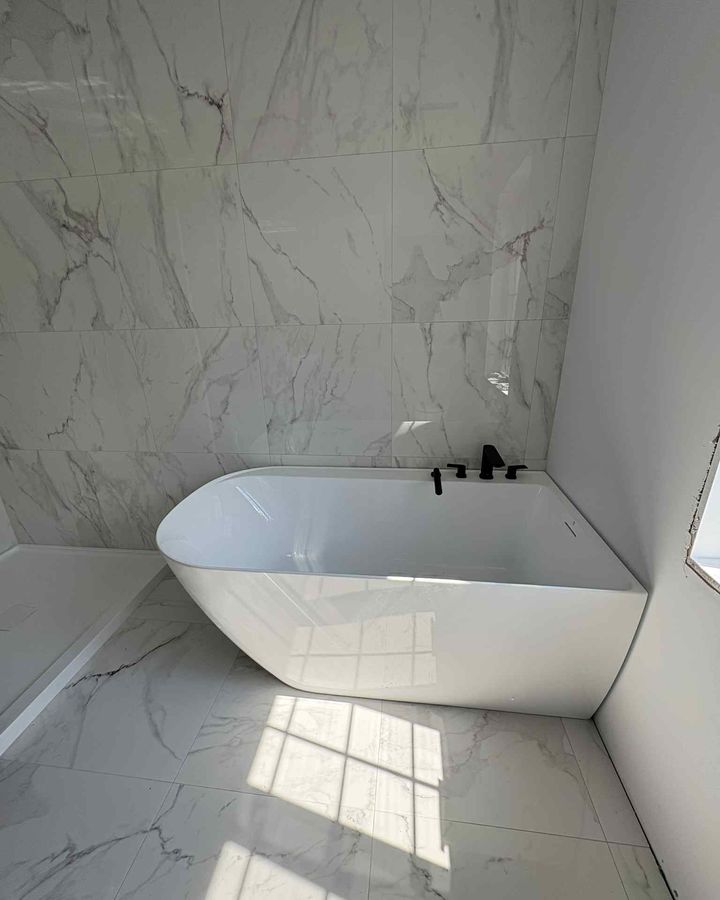 Freestanding tub, black faucet